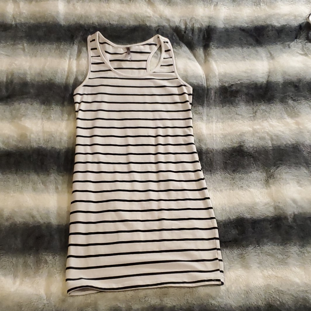 Heart & hips size small white n black stripe tank